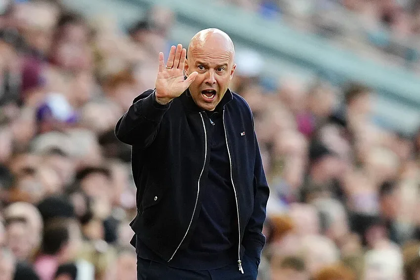 Liverpool met un stop à Arne Slot