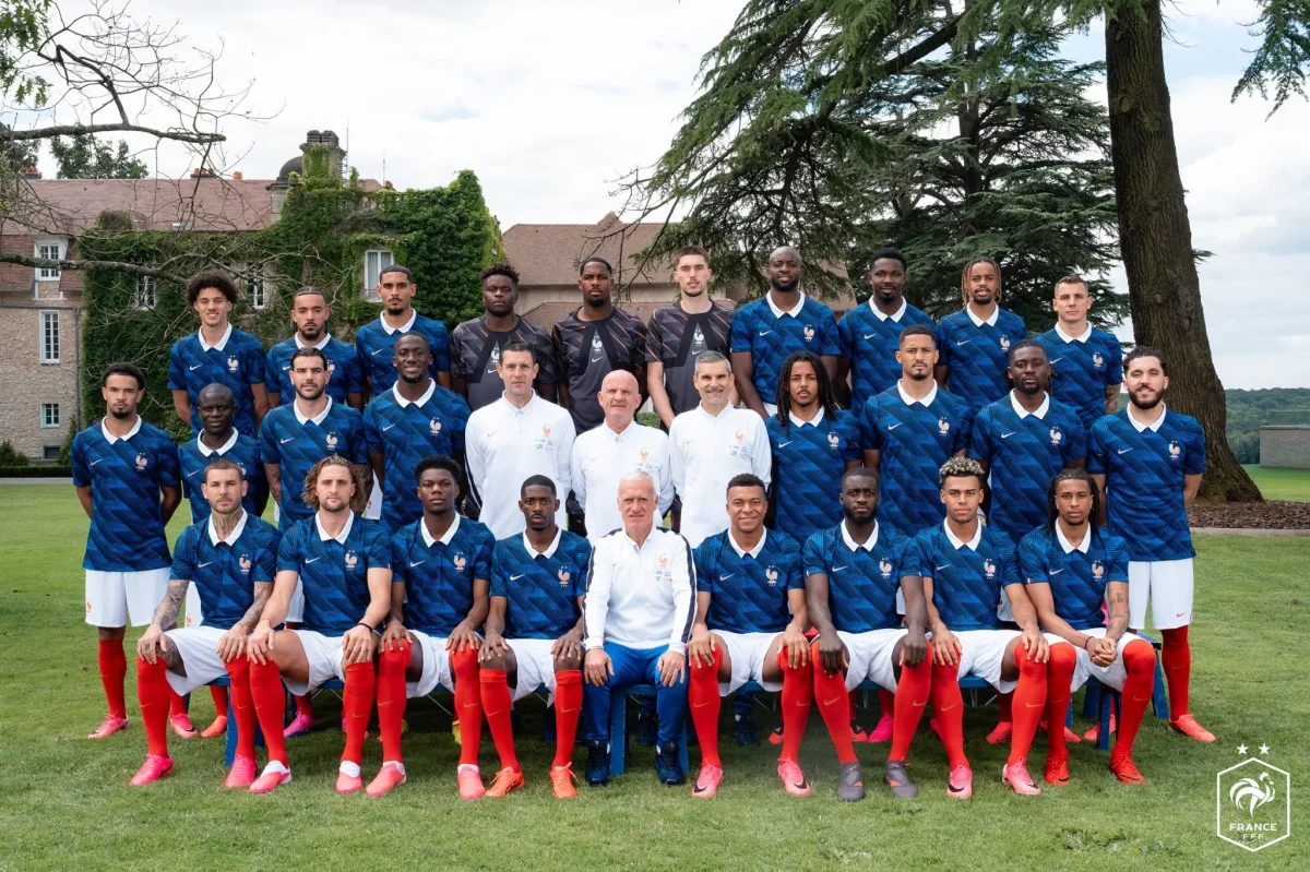 Équipe de France : la photo officielle des Bleus avant le grand départ