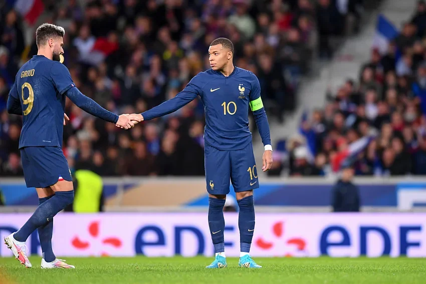 Giroud s’incline devant le roi Mbappé