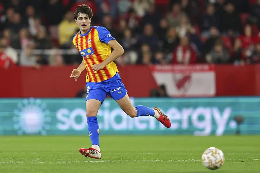 FC Barcelone : Javi Guerra, la cible prioritaire de Flick au milieu