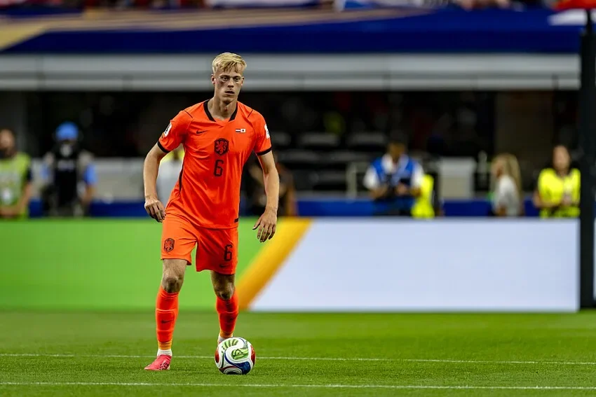 Mercato : c’est officiel, Tottenham s’offre Jan Paul van Hecke pour 52 millions