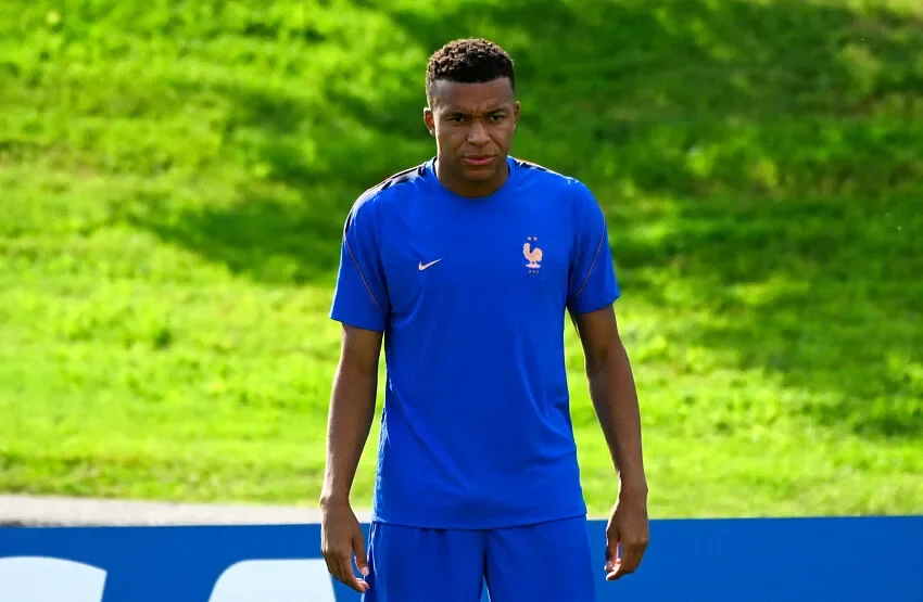 Mbappé ne masque pas son agacement quand on demande aux Bleus de jouer « comme le PSG »