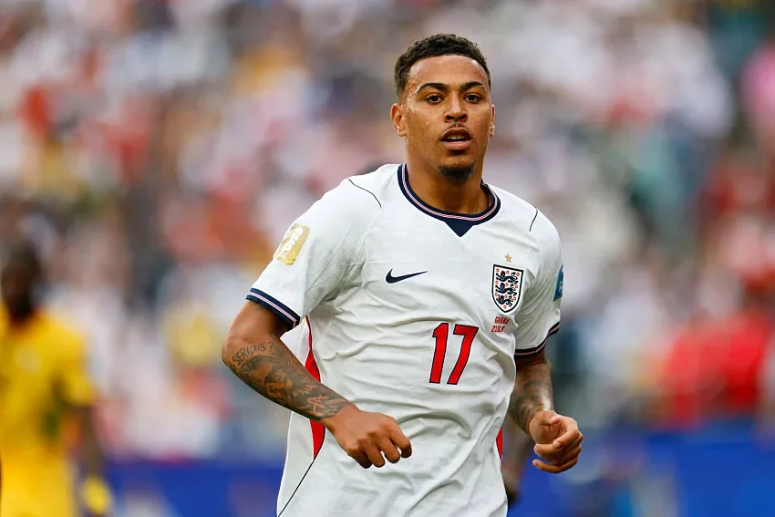 Arsenal dégaine un double coup à 160 M£ : Guimaraes et Rogers dans le viseur pour constituer avec Declan Rice le meilleur milieu du monde