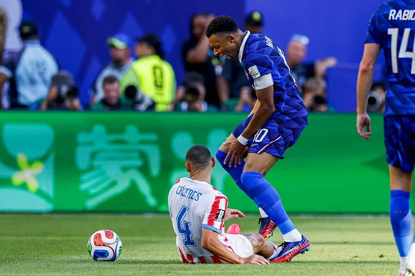 Les Bleus se sortent du piège tendu par le Paraguay et un arbitrage scandaleux pour filer en quarts