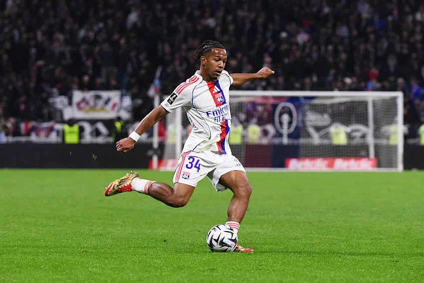 OL : Steeve Kango signe son premier contrat professionnel