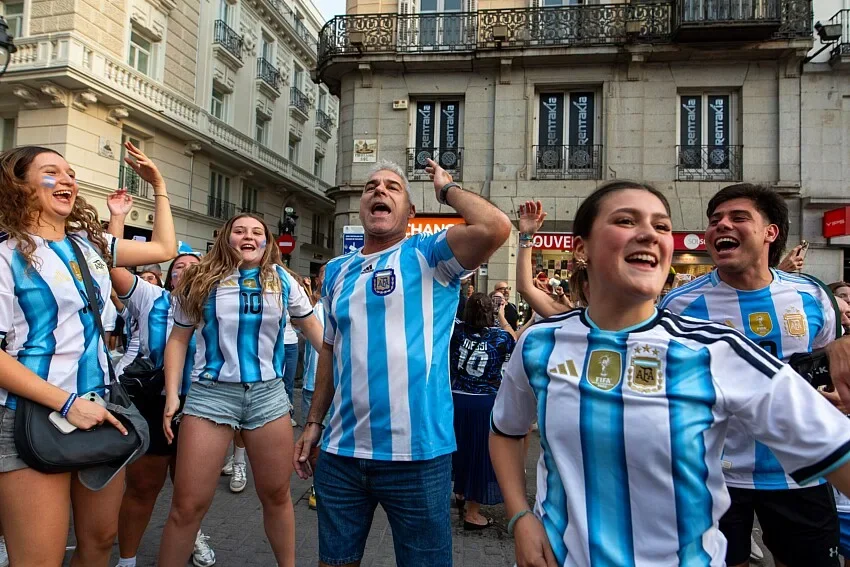 Finale du Mondial : Madrid submergée par la marée argentine
