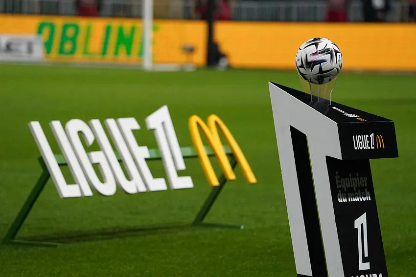 Un arbitre de Ligue 1 jugé pour violences conjugales