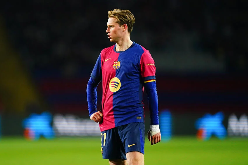 FC Barcelone : le genou de Frenkie de Jong, casse-tête inattendu pour Flick