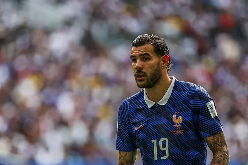 Théo Hernandez veut fuir l’Arabie saoudite, la Juve et Naples sondés