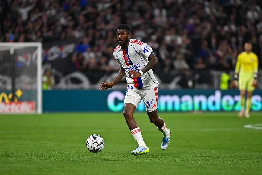 OL : Deux joueurs virés, les supporters lyonnais veulent du sang