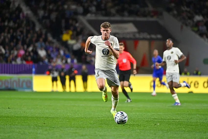 Stade Rennais : Cresswell signe, et Leeds United passe discrètement à la caisse