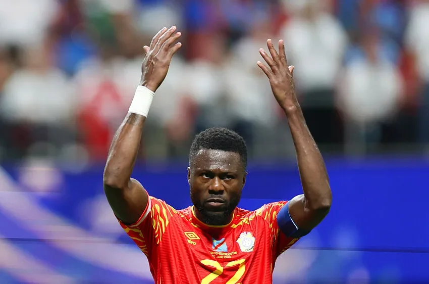 Mbemba a signé en Arabie saoudite (off.)