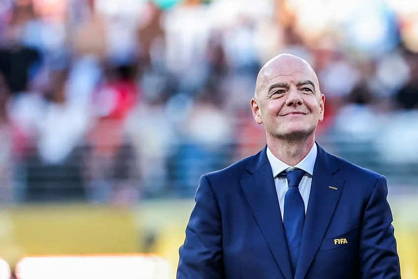 Crise à la FIFA : l’UEFA ne lâche rien, l’Afrique sauve Infantino