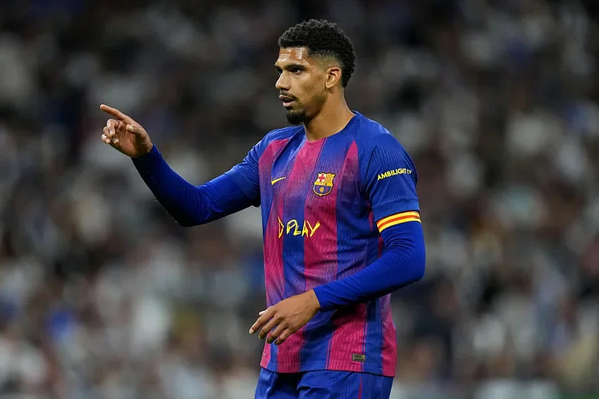 Mercato : Araujo file à Liverpool, le Barça lâche son défenseur uruguayen