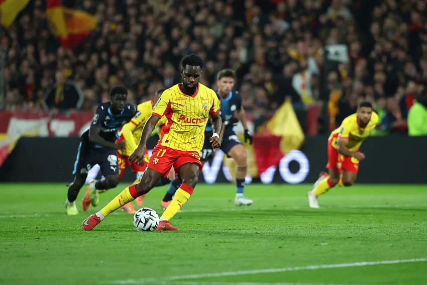 RC Lens : la blessure d’Édouard qui change tout, un renfort offensif en approche