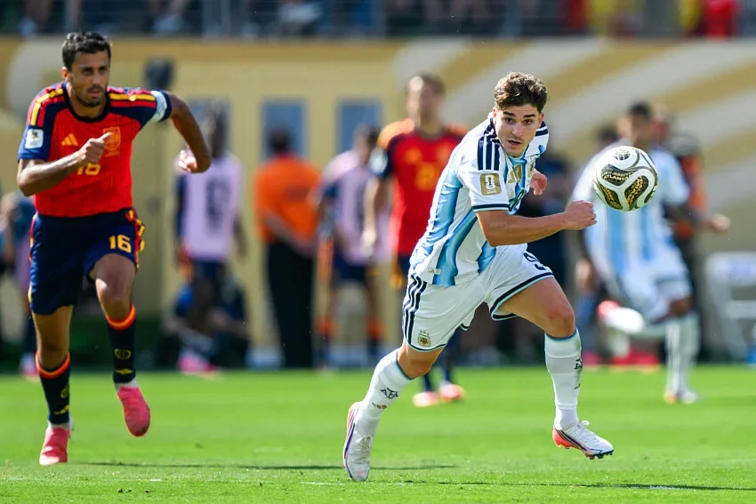 Nouveau coup de théâtre pour Julian Alvarez : Simeone ferme la porte et verrouille son buteur face aux sirènes du marché