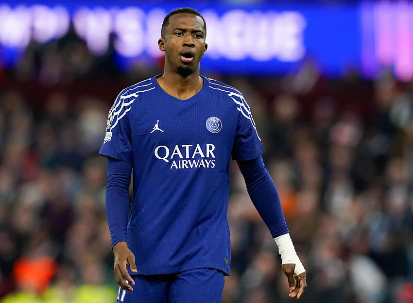 PSG : le Bayern Munich garde un œil sur Willian Pacho, malgré une prolongation annoncée