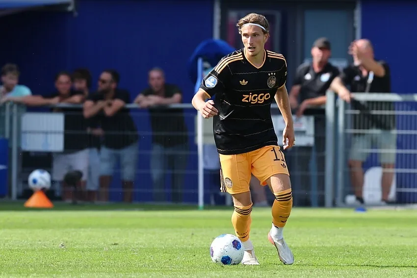 PSG : Luis Campos relance son offre pour Mika Godts, la concurrence s’intensifie