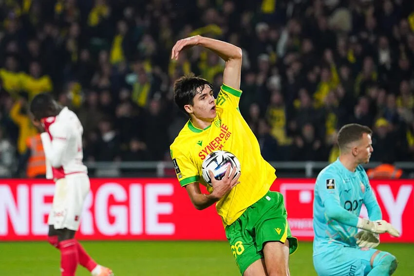 Leroux en défense, Yousuf titulaire… la compo du FC Nantes contre Lens, selon L’Équipe