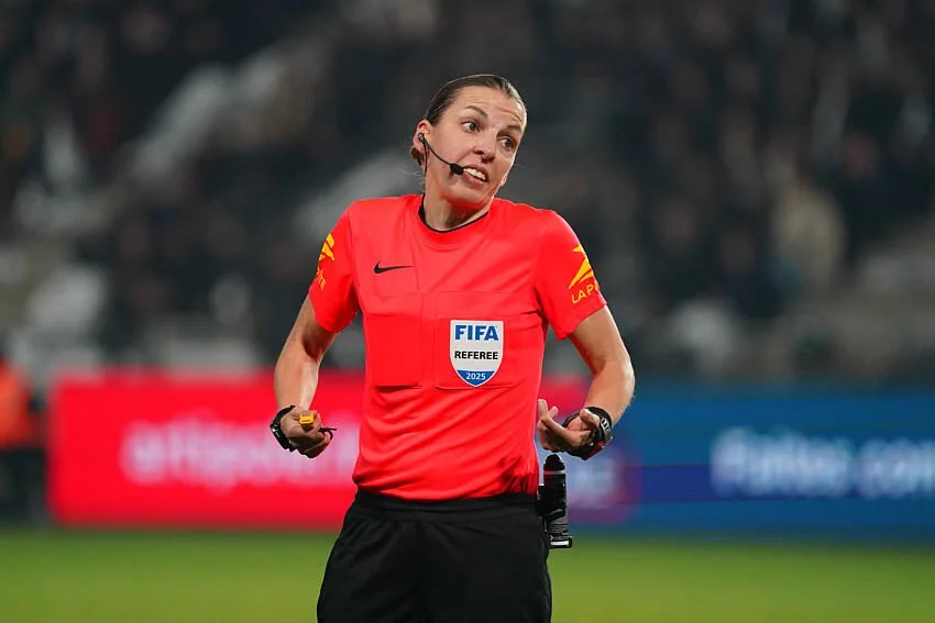 La meilleure arbitre du monde en 2023 au sifflet de FC Nantes – Toulouse ce dimanche en Ligue 1