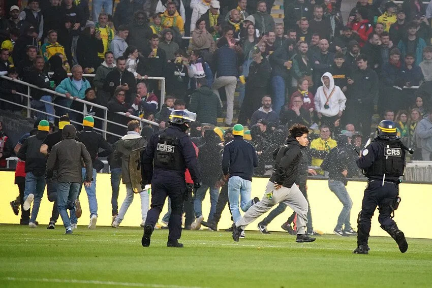 Le FC Nantes publie un communiqué après les débordements à la Beaujoire : « La colère et la déception ne peuvent justifier la présence d’individus cagoulés sur la pelouse »