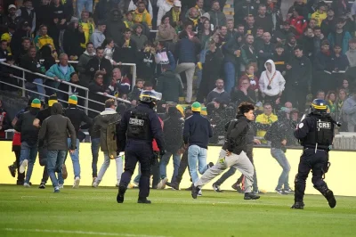 Le FC Nantes publie un communiqué après les débordements à la Beaujoire : « La colère et la déception ne peuvent justifier la présence d’individus cagoulés sur la pelouse »