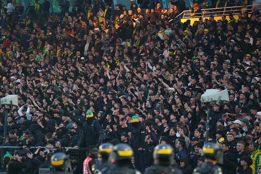 Mais pourquoi le nouveau maillot du FC Nantes fait-il si débat pour les supporters ?