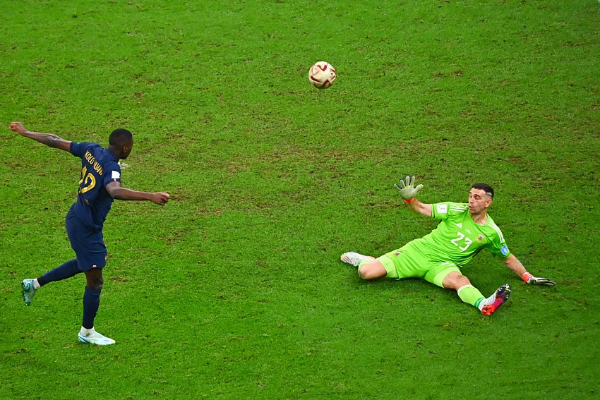 « C’est l’arrêt qui a le plus d’impact sur l’histoire du foot » : Dave Appadoo sur l’arrêt de Martinez contre Kolo Muani