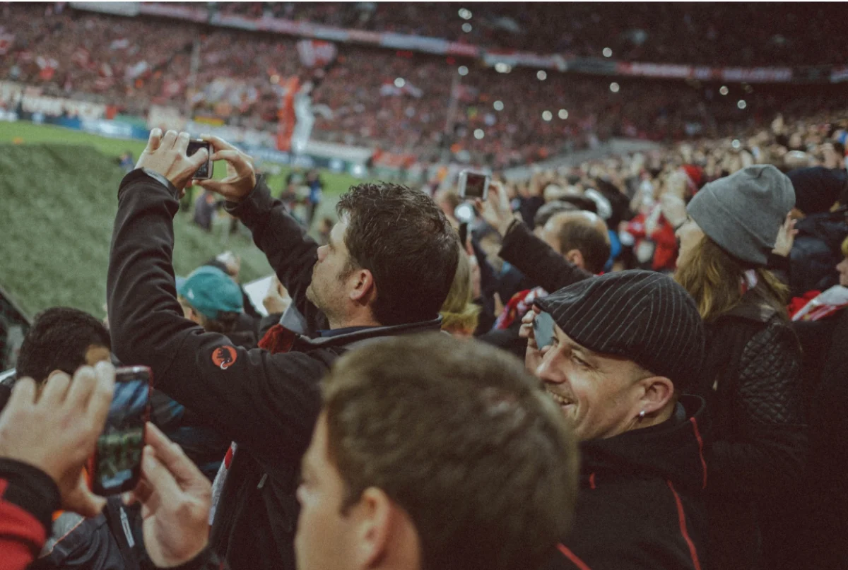 Comment les supporters de football réinventent leurs soirées grâce au divertissement numérique